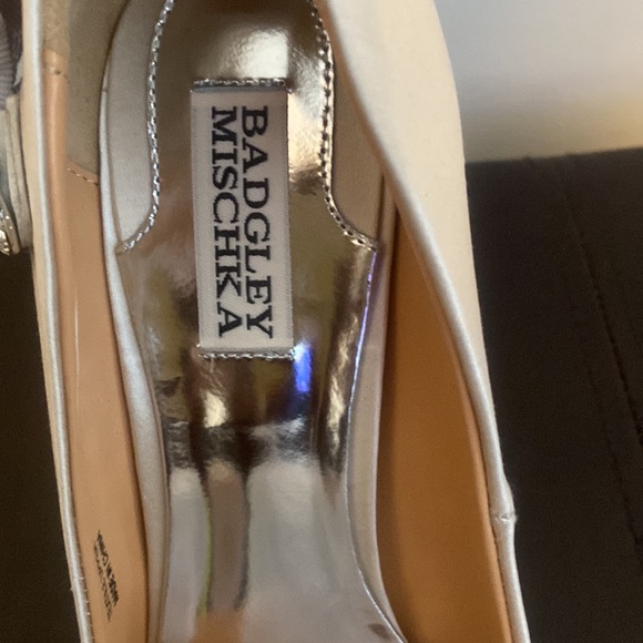 Badgley Mischka Women's Embellished Pointed Toe Pumps! - Picture 8 of 11